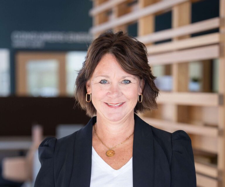 Julie VanGessel Headshot